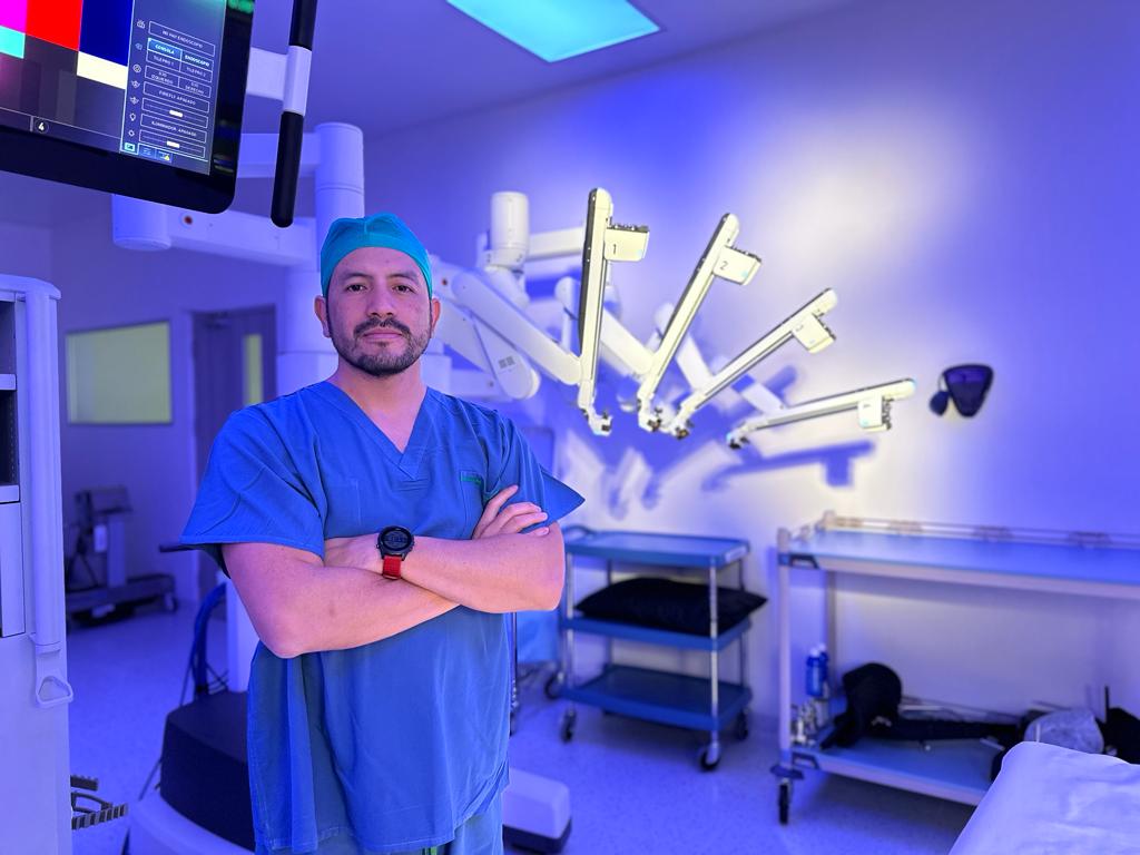Home 12 Cirugía robótica Da Vinci en urología